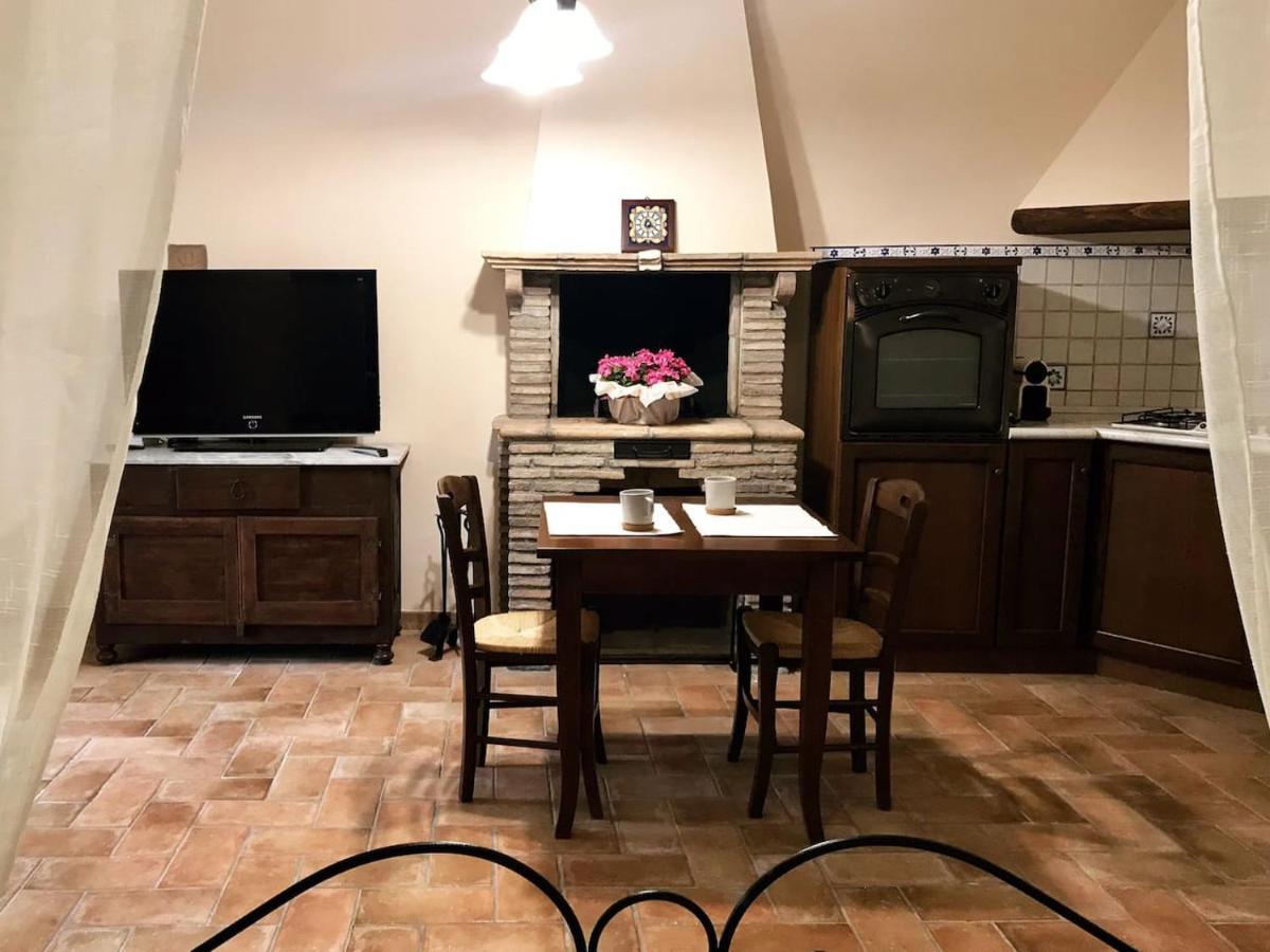 Casa Vacanze La Piazzetta Del Castello Montecalvello Ngoại thất bức ảnh